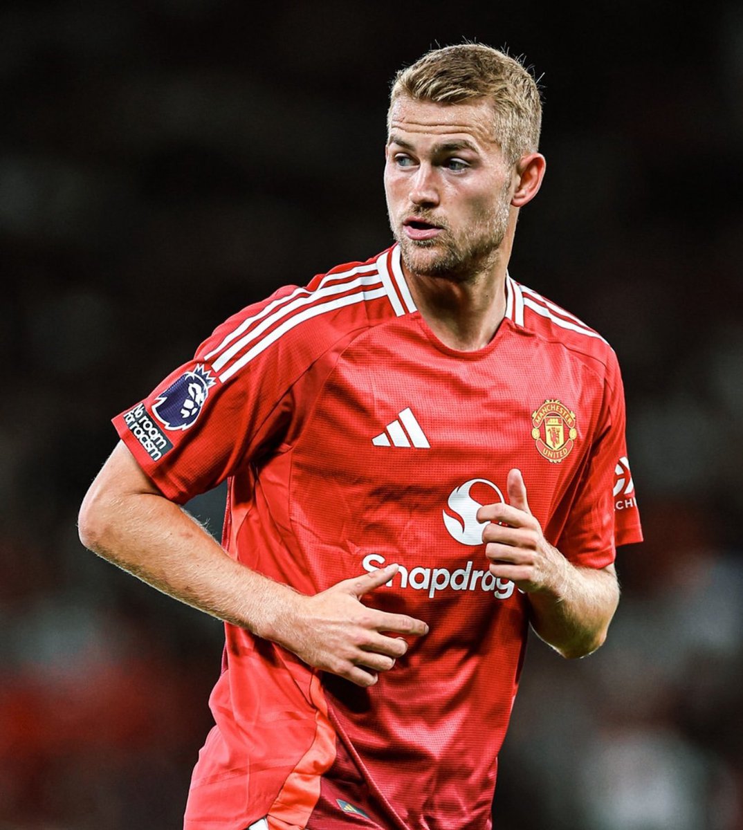 FrankEra_'s tweet image. 🚨🗣️ - De Ligt on whether Manchester United have a squad capable of playing a back 3:

“I’ve played in back three for the national team, but also Juventus and Bayern. In the end like today we played in possession with a back three so let’s see what happens.”

“I think a back…