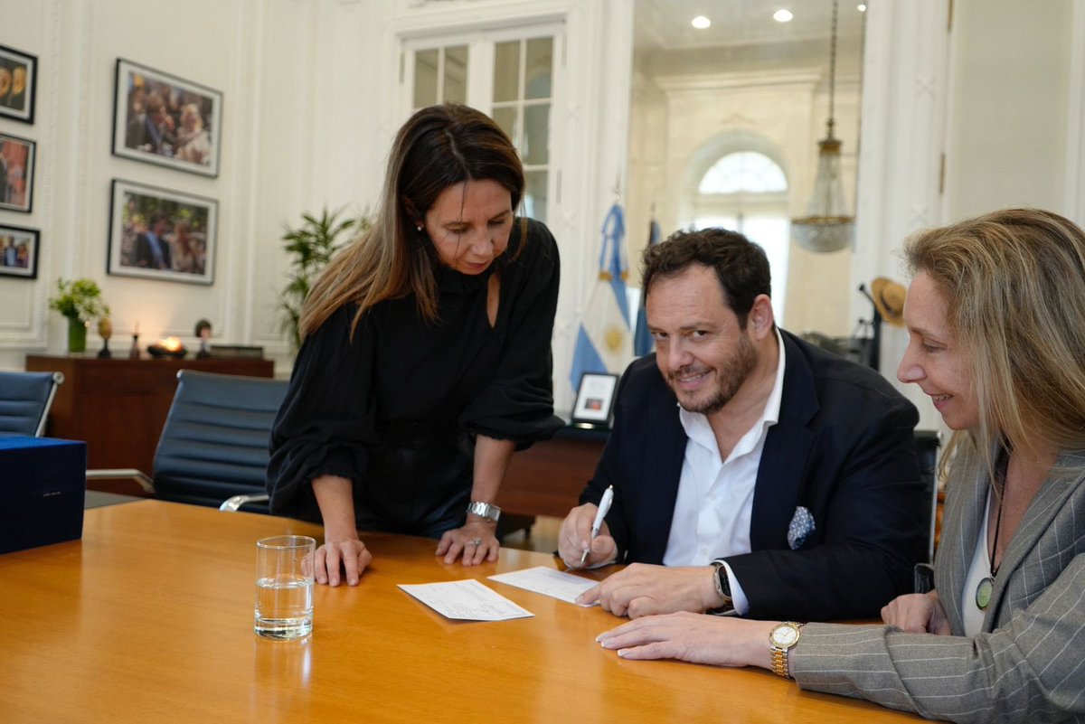 Demian Reidel (@dreidel1) on Twitter photo No se vos… pero a mí me afilia El Jefe! La Libertad Avanza en CABA!
<a href="/KarinaMileiOk/">Karina Milei</a> <a href="/PilarRamirezmpr/">Pilar Ramírez</a> No se vos… pero a mí me afilia El Jefe! La Libertad Avanza en CABA!
<a href="/KarinaMileiOk/">Karina Milei</a> <a href="/PilarRamirezmpr/">Pilar Ramírez</a>