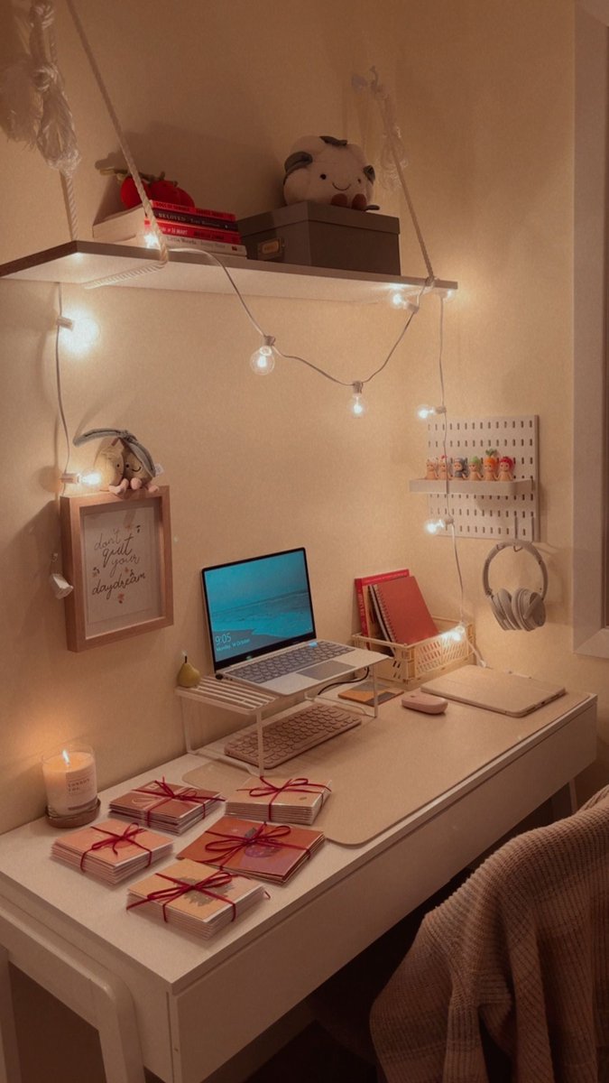 blummbo's tweet image. my cozy studio 🕯️