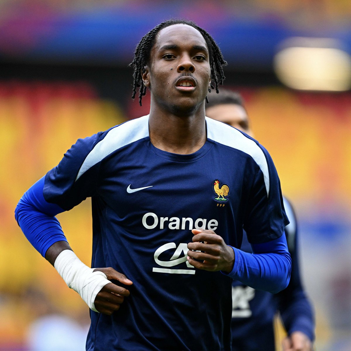 ActuFoot_'s tweet photo. 🚨 Mathys Tel est 𝗦𝗘́𝗟𝗘𝗖𝗧𝗜𝗢𝗡𝗡𝗘́ en Équipe de France Espoirs ! 🇫🇷

Il remplace Thierno Barry, blessé, qui devra donc attendre pour sa première avec les Bleuets. 🤕

(@Tanziloic / @FargeRemi) https://t.co/YL8L1bveav
