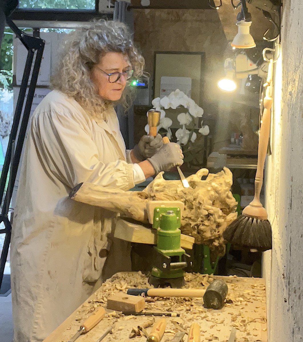 anne_millot's tweet photo. une nouvelle sculpture en cours. Une souche de bois que je sculpte patiemment à la gouge. 
Aller vers… c’est le raisonnement de ce travail.
#woodworking #Sculptor #ArtInspiration https://t.co/p5scCUm9x4