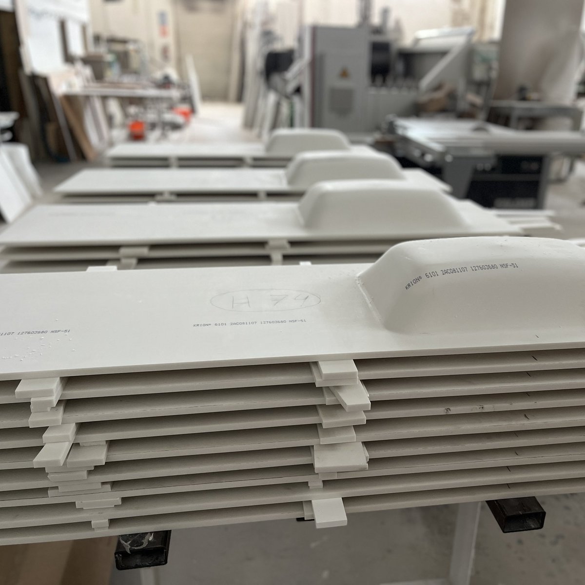 innova_grup's tweet photo. ✨Seguimos avanzando con entusiasmo en nuestro proyecto de solid surface. Nos motiva ver cómo cada detalle cobra vida, y sabemos que cada paso nos acerca al resultado final que imaginamos.🤍

💫El esfuerzo de hoy es el éxito de mañana💎

#Progreso #SolidSurface #TrabajoEnEquipo https://t.co/G24Ji4f7ke