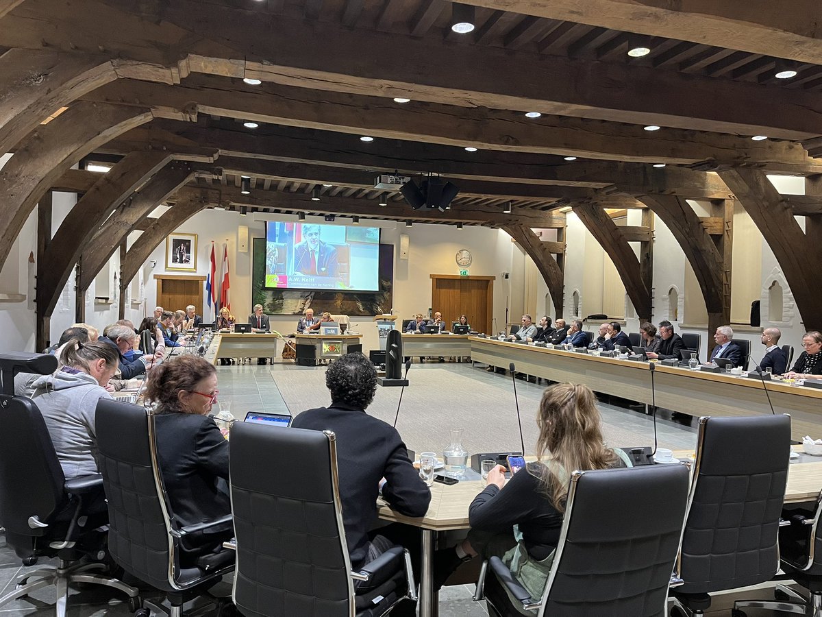 Commissaris van de Koning <a href="/WouterKolff/">Wouter Kolff</a> aanwezig bij de vergadering van de gemeenteraad <a href="/GemDordrecht/">Gemeente Dordrecht</a> met op de agenda de ‘vaststelling profielschets Dordrecht’. Een mooi en verdiepend gesprek.