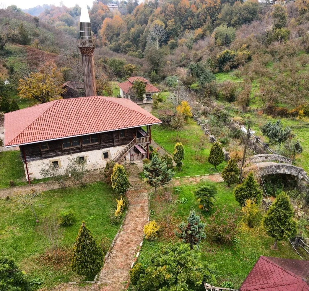 armagan_cesur's tweet photo. Tarihi Hemşin Câmi: Batı Karadeniz rotamdaki şirin ibadethane. Sanki yaz ve baharı bir arada yaşıyor gibi. Osmanlı-Rus savaşları sonrası Artvin’den gelerek, bölgeye yerleşen hemşinliler inşa etmiş. Caminin ilk katı taş, üstünün ise çantı (çivisiz) geçme ahşaptan yapılmış. https://t.co/KKKLktMakV