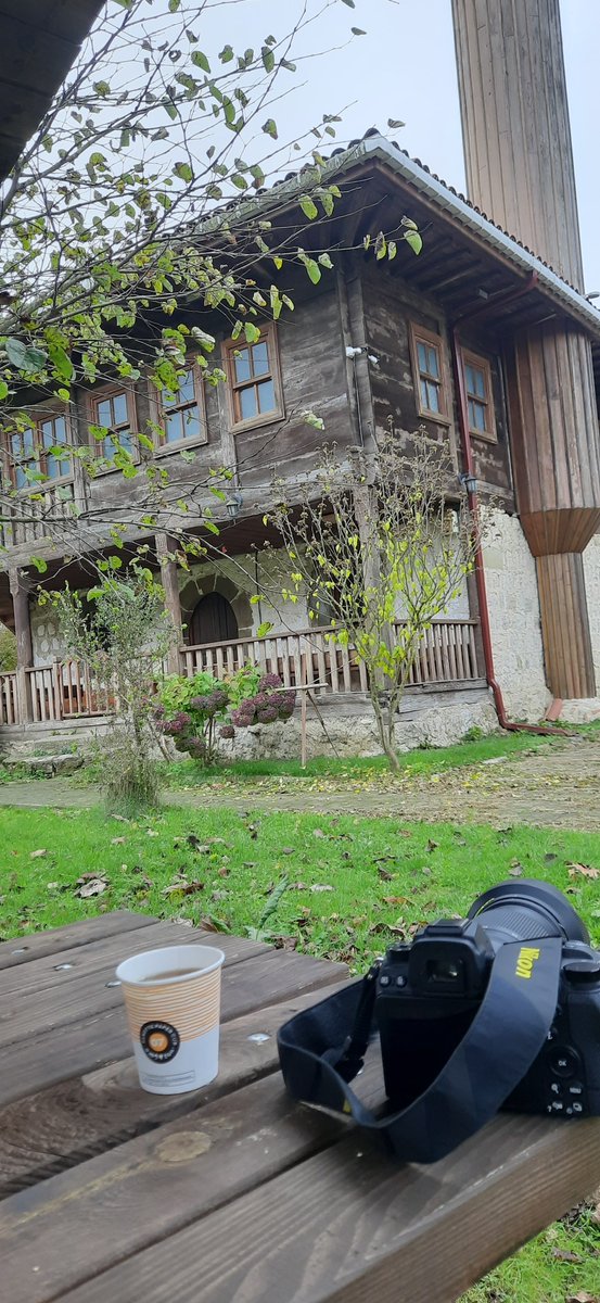 Tarihi Hemşin Câmi: Batı Karadeniz rotamdaki şirin ibadethane. Sanki yaz ve baharı bir arada yaşıyor gibi. Osmanlı-Rus savaşları sonrası Artvin’den gelerek, bölgeye yerleşen hemşinliler inşa etmiş. Caminin ilk katı taş, üstünün ise çantı (çivisiz) geçme ahşaptan yapılmış.