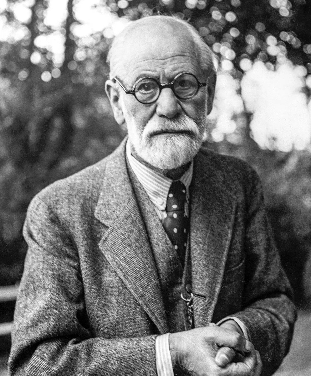 Sigmund Freud dijo que TODOS estamos locos por dentro.

Lo que nos hace 'normales' es nuestra capacidad de ocultarlo.

15 frases de Freud que te harán replantear TODO lo que crees sobre tu mente: 🧵

(NO ABRAS el hilo si no estás preparado para cuestionar tu realidad).