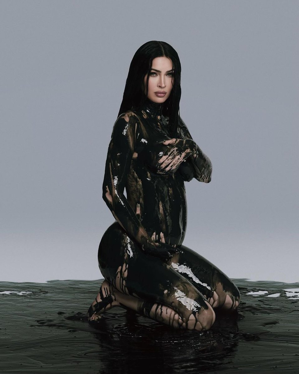 colsoncontent's tweet photo. them: break the internet 

megan: https://t.co/bClm3mrhxq