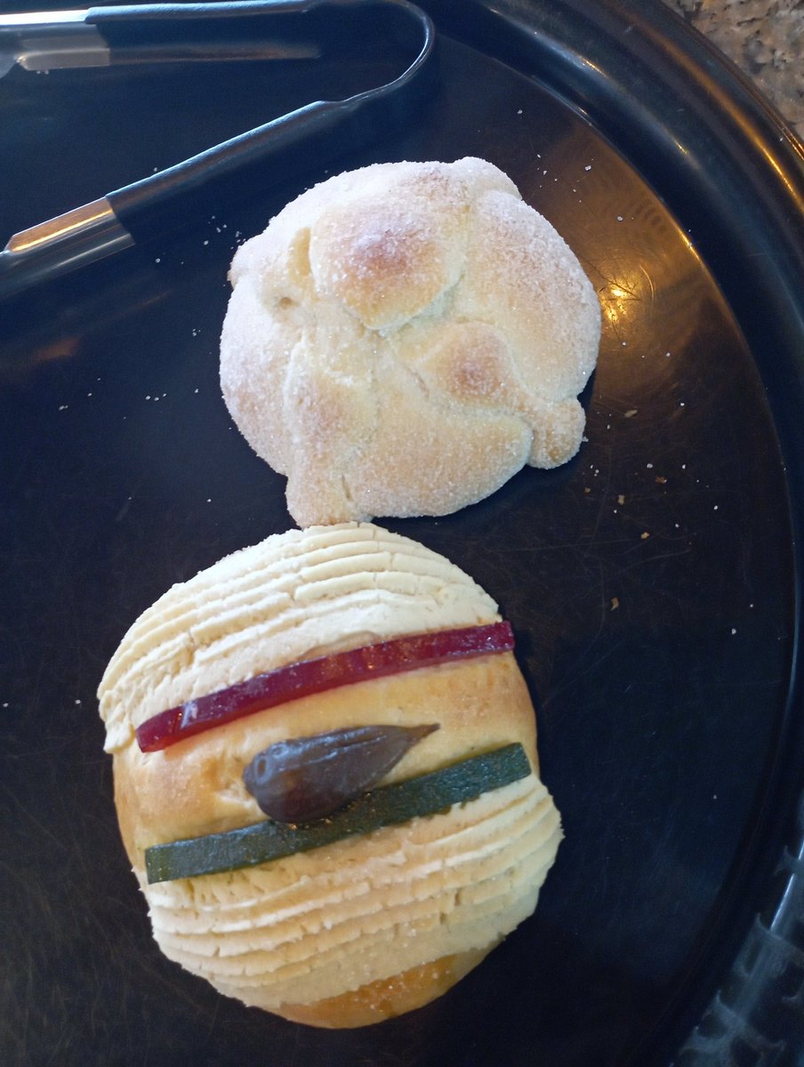 Bueno, voy a resolver el eterno dilema del mexicano: ¿pan de muerto o rosca de reyes? ¿Cuál está más chido? 

Al menos en su presentación de La Esperanza.