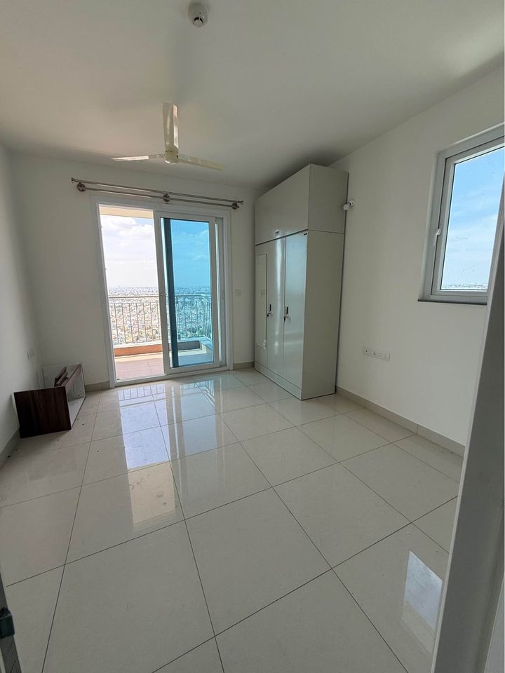 a private room in a stunning 3bhk flat, 27th floor of a newly built gated society available! 🏢✨

‣ sick views, spacious flat, ample sunlight &amp; great ventilation 🏠⛅️
‣ looking for a dog-friendly flatmate to join us 🐶
‣ society name: shapoorji pallonji parkwest (near