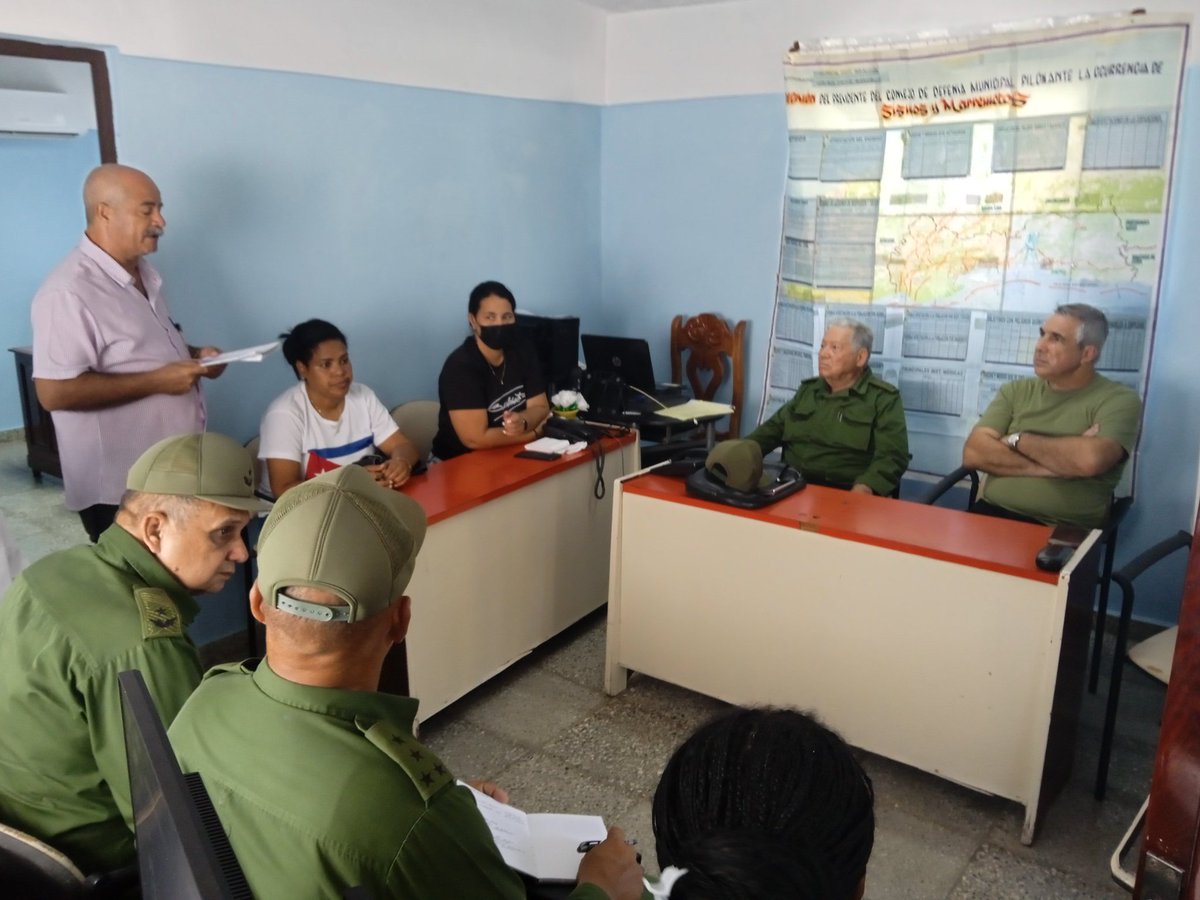 CNCTVGranma's tweet photo. Integran la Comisión, Jorge Luis Broche, Miembro del Secretariado dl Comité Central del PCC, y el Gral. d División Ramón Pardo Guerra, J' dl Estado Mayor Nacional dla Defensa Civil. Gral.
 Pardo Guerra: "Hay que llegar a todas las personas de la cabecera municipal y dla montaña https://t.co/8dgHp5E513