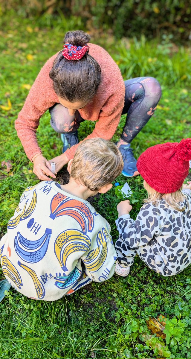 mduthoit1's tweet image. La relève est assurée, mes 2 crapauds ont participé à leur 1er projet de recherche participatif ce weekend 🧑‍🔬🍂🍃 
Échantillonnage, analyse de sol et mesures pH 🧪 #echosoil