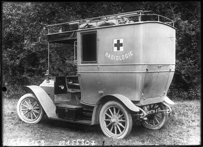 guilhemricavy's tweet photo. En ce jour d'Armistice, une pensée pour Marie Curie qui pendant la Première guerre mondiale mobilisa des mécènes pour constituer une flotte de véhicules de radiologie capables de se rendre à proximité du front. Les "petites Curies" ont sauvé des centaines de vie #rayonX https://t.co/dbgZxAQt3C