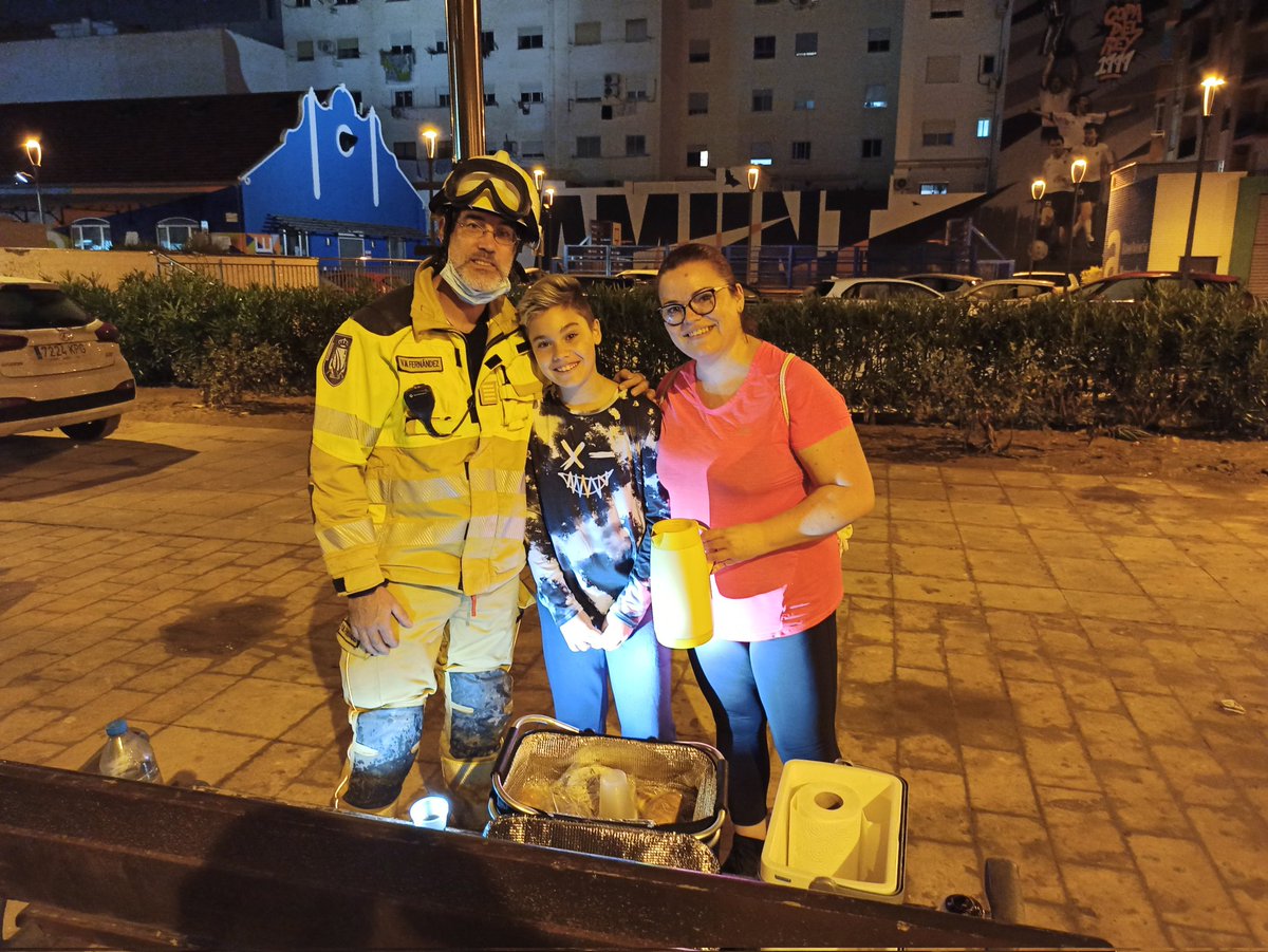 ➡️Hace unos días, Sergio de 11 años, estuvo junto a su madre repartiendo chocolate caliente a los equipos que estábamos trabajando en #Alfafar en la zona de la Avinguda de la Albufera. Me gustaría poder contactar con ellos para tener un detalle con él. ¿Me ayudáis?
#DanaValencia