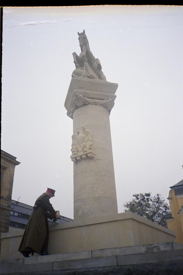 Pomnik 15 Pułku Ulanów Poznańskich... Ich pamięci #DzieńNiepodległości z kliszy ..#OlympusXa film #KodakPortra800 bez ingerencji PS i AI #polska #poznan