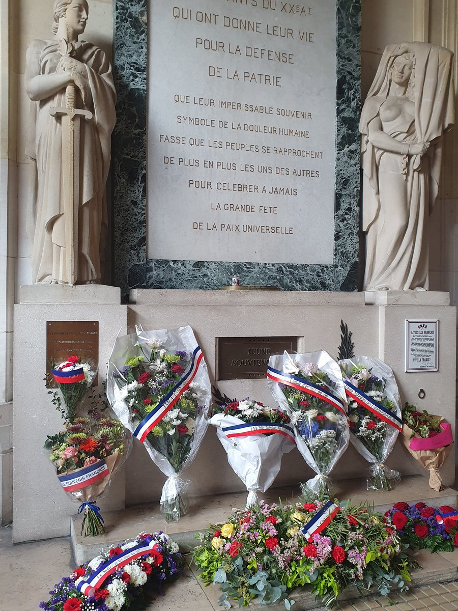 lamiaela's tweet photo. Au Cimetière du Père-Lachaise et devant le Monument aux morts de la Mairie de #Paris20, commémoration des combattants morts pour la liberté pendant la Première guerre mondiale

Souvenons-nous de leur courage et de leur sacrifice pour la paix et la liberté 🙏🏽 https://t.co/BfhoJEa5Og