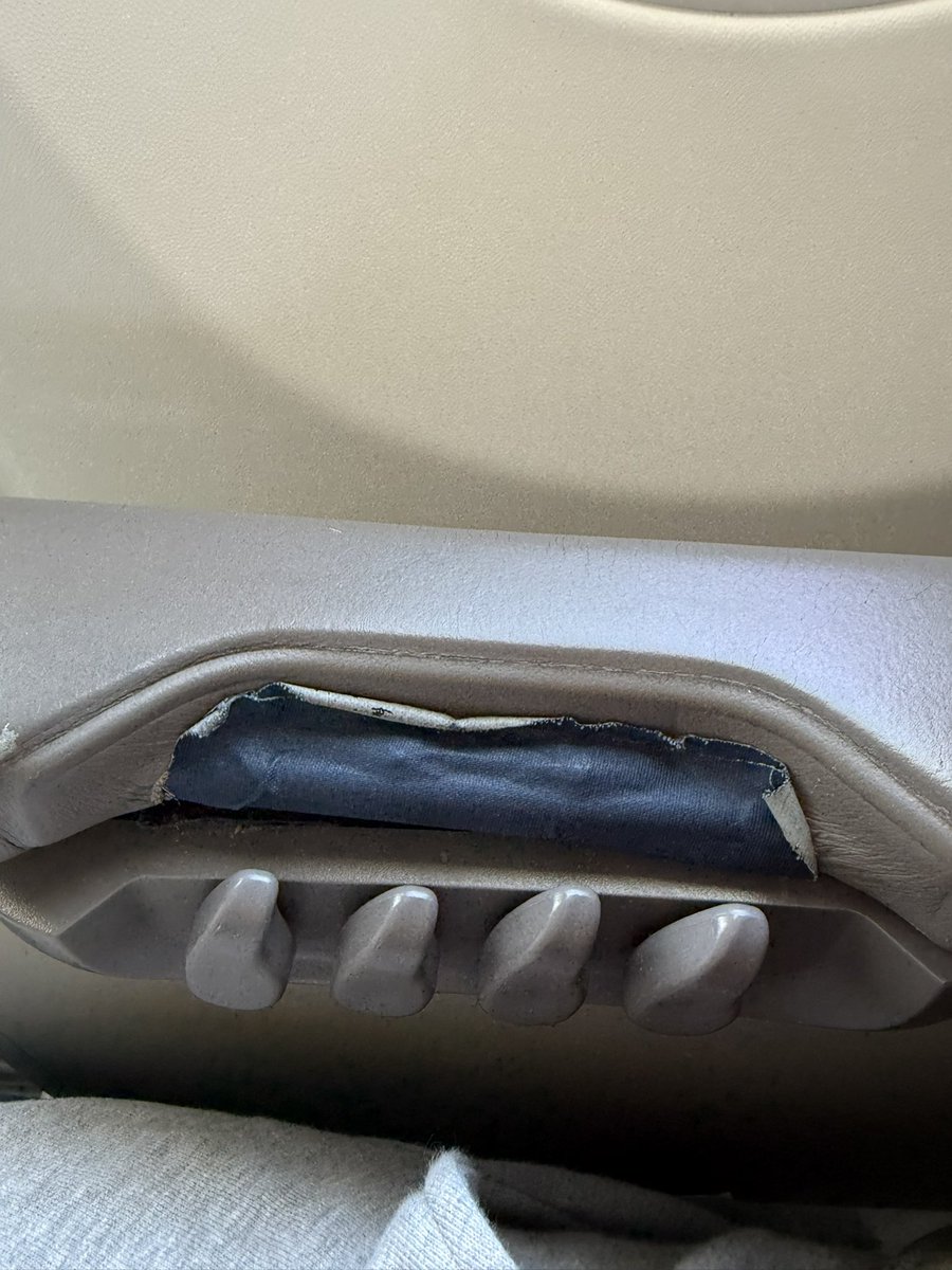 daxologist's tweet photo. @JebBrooks would like to know if you have experience with these seat controls. Since they do not work, I am giving this seat a 0/5 stars. At least it has a seat belt. #Delta #EjectButton https://t.co/CyQkToIZNh