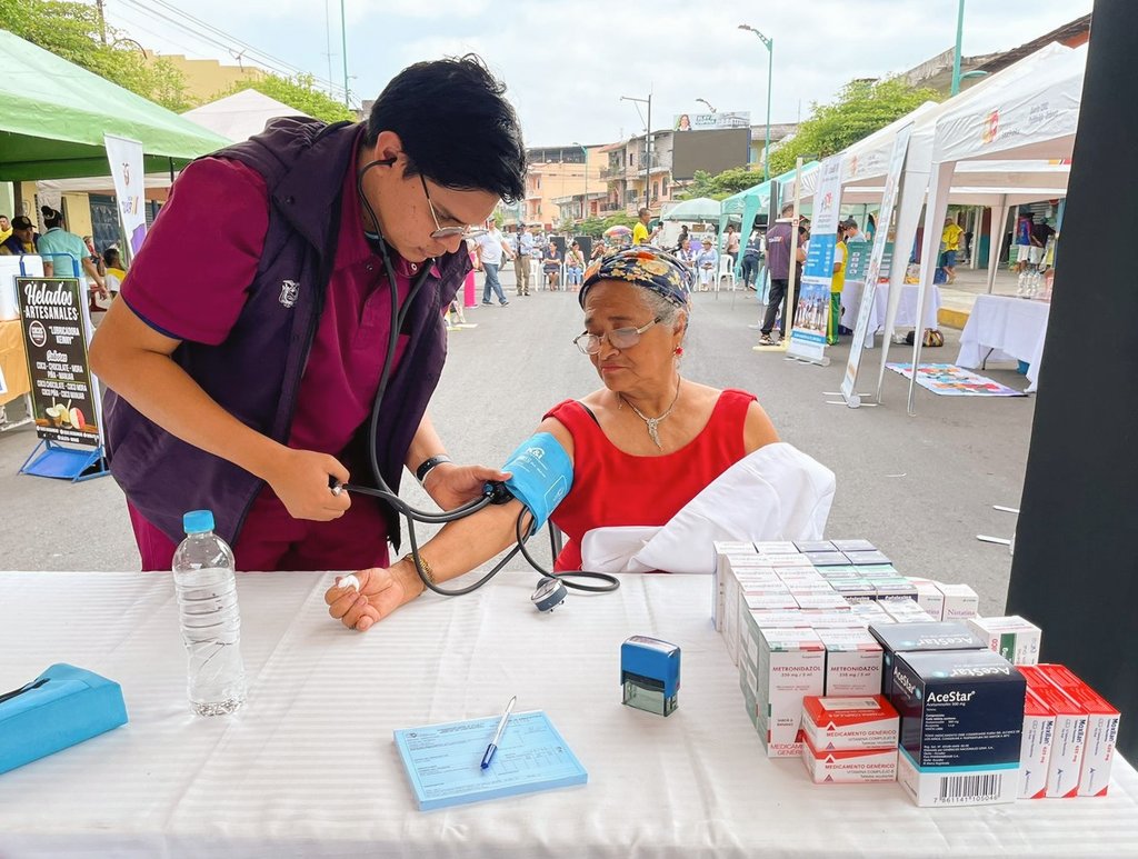 DPS_LosRios's tweet photo. #Puebloviejo | En conmemoración al Día Mundial de la Diabetes, el Distrito de @Salud_Ec realizó la presentación de stands en los que se abordaron temas como: alimentación saludable, actividad física y toma de muestras de glicemia.
La actividad se efectuó en la parroquia San Juan. https://t.co/o6K2QvyXhH
