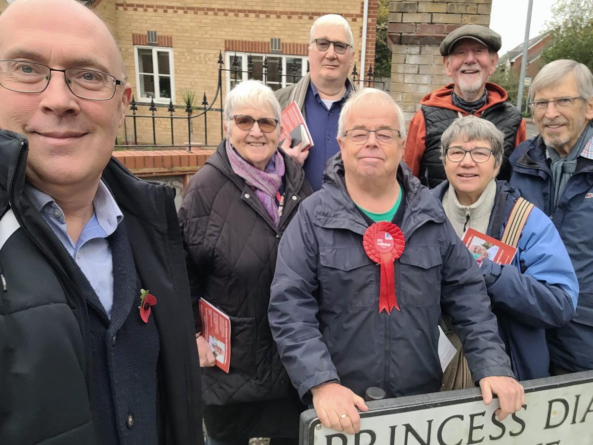 Back on the #LabourDoorstep talking to residents in Highfield Park.