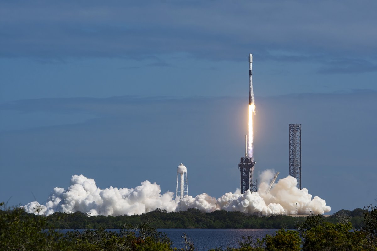 SpaceX's tweet photo. Falcon 9 launches the Koreasat-6A mission to orbit from Florida and lands on Landing Zone 1 https://t.co/eRAiTOoR80