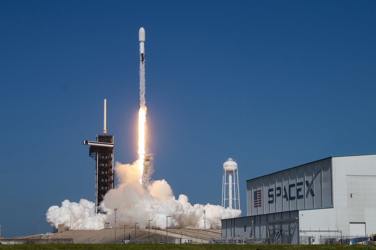 SpaceX's tweet photo. Falcon 9 launches the Koreasat-6A mission to orbit from Florida and lands on Landing Zone 1 https://t.co/eRAiTOoR80