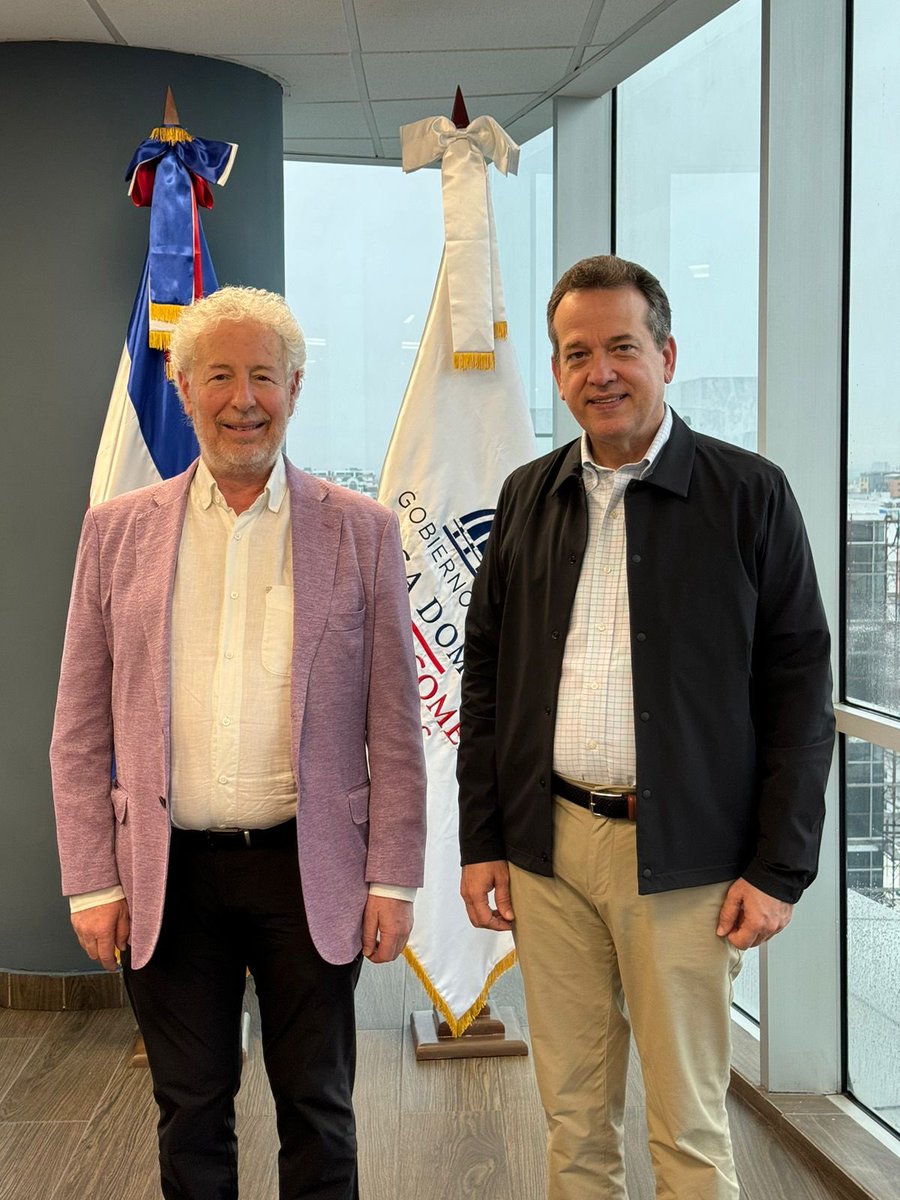 itobisono's tweet photo. Sostuvimos un importante encuentro con el Dr. Víctor Grimblatt, director ejecutivo de R&D Engineering en el Design Technology Group de @Synopsys, quien se encuentra en el país desarrollando un boot camp en el área de semiconductores en @intecrd, coordinado por el @MIC_RD, que se prolongará por 5 días. 

Esta jornada intensa de capacitación en diseño de semiconductores será de mucho valor para los estudiantes.🇩🇴👏🏼
