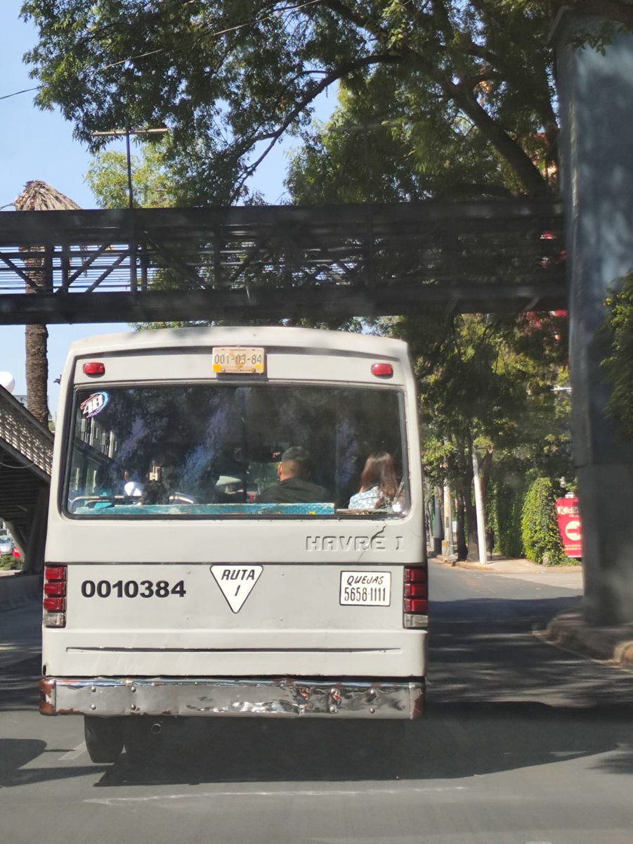 clavellina32's tweet photo. @OVIALCDMX @UCS_GCDMX este microbus tiro a una motocicleta en insurgentes frente a plaza cuicuilco y no se detuvo, fue con dirección sur norte https://t.co/Q5SYBrPYG7