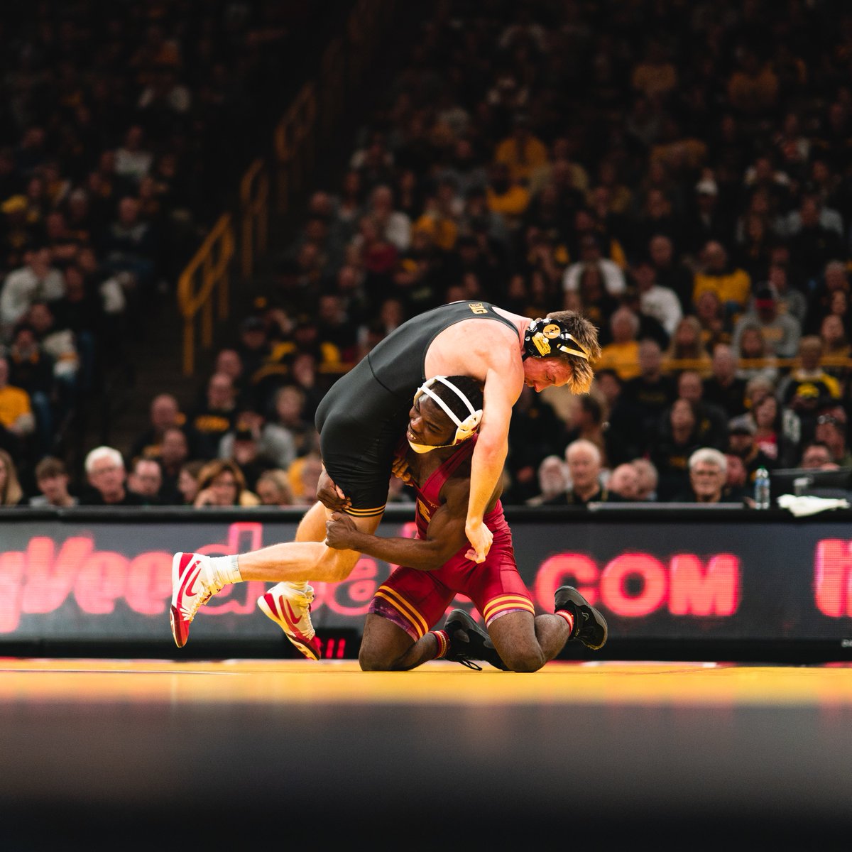 CycloneWR's tweet photo. The Cy-Hawk dual is set for a 6 p.m. start in Iowa City.

🆚 Iowa
🗓️ Saturday, Nov. 23
⏰ 6 p.m.
📍 Iowa City, Iowa
🏟️ Carver-Hawkeye Arena
💻 BIG+

🌪️🚨🌪️ https://t.co/rCeU7bGrkM