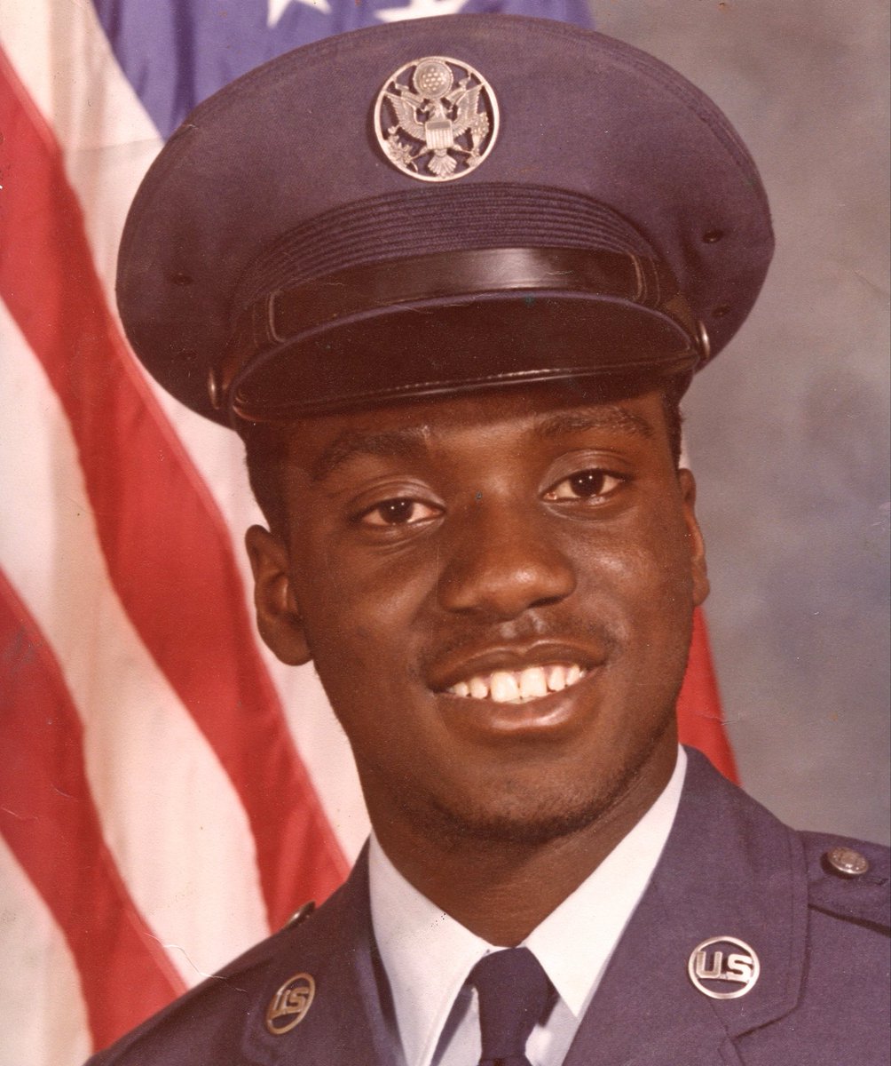 BrownSpiderCLE's tweet photo. Happy Veterans Day!!! To my dad, my brother (RIP), my nephew, and to all my family and friends who served. I never served in the military, but as a VA nurse, I serve those who served. It’s my honor. https://t.co/3mPeNmoTqW