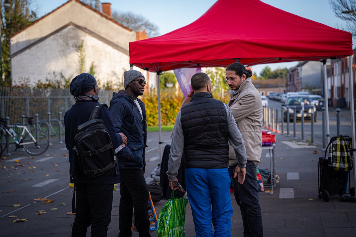 InsoumisWazSud's tweet photo. Belle mobilisation à #LilleSud pour rencontrer les habitant.e.s avec le député @Aurelien_Le_Coq.
L'accueil est extrêmement chaleureux et le soutien à la @FranceInsoumise est plus que jamais massif !
On lâche rien ✊️ https://t.co/wKUtcNrtC1