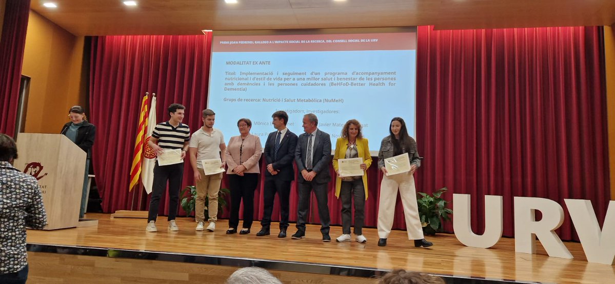El nostre grup de recerca ha obtingut el Premi Joan Pedrol Gallego a l'impacte social de la receca, otorgat pel Consell Social de la <a href="/universitatURV/">Universitat Rovira i Virgili</a>.
Moltes felicitats als nostres investigadors 👏🏼👏🏼!! <a href="/MonicaBullo/">Mònica Bulló</a>, <a href="/laura_panisello/">Laura Panisello</a>, <a href="/mateu_javier/">Javi</a> i <a href="/nilnovau/">Nil Novau Ferré</a> 

<a href="/bioquimicaURV/">Bioquímica URV</a>