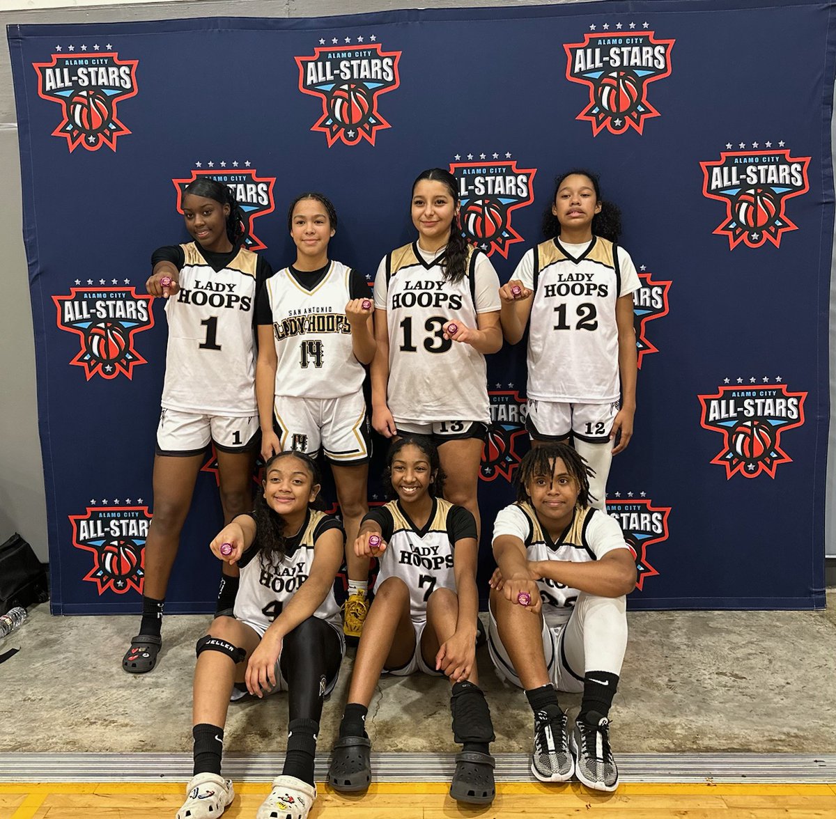 SALadyHoops's tweet photo. Proud of LadyHoops Diamond 7th&amp;8th graders squad for winning the boys division in double overtime by 1 point.  Battle tested. We play everybody, TOSS IT UP

#LADYHOOPSCULTURE 
#BETHEPROCESS https://t.co/BlHgPHygsK