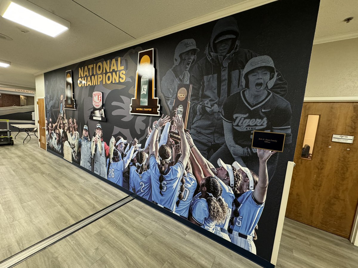 sidesignprint's tweet photo. Wall wrap ✅
Replica trophies ✅
NATIONAL CHAMPIONS wall for @GoETBUTigers ✅ 

#honorwall #etbu #dontsettleforplain #wallwrap #sportsdesign https://t.co/synQZU7qp6
