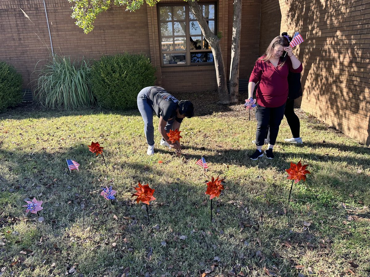 CHPCRUSADERS's tweet image. Today at Churchill Park, we honored our Veterans! 🇺🇸 Our students placed pinwheels outside, each one bearing the name of a Churchill Park family Veteran, in recognition of your incredible sacrifice and service. Thank you to all who have served! #VeteransDay #HonoringOurHeroes…