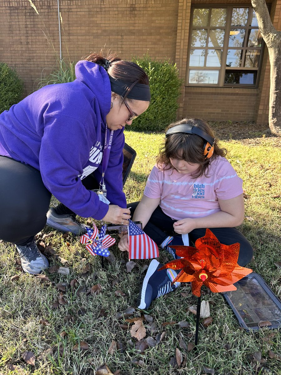 CHPCRUSADERS's tweet image. Today at Churchill Park, we honored our Veterans! 🇺🇸 Our students placed pinwheels outside, each one bearing the name of a Churchill Park family Veteran, in recognition of your incredible sacrifice and service. Thank you to all who have served! #VeteransDay #HonoringOurHeroes…