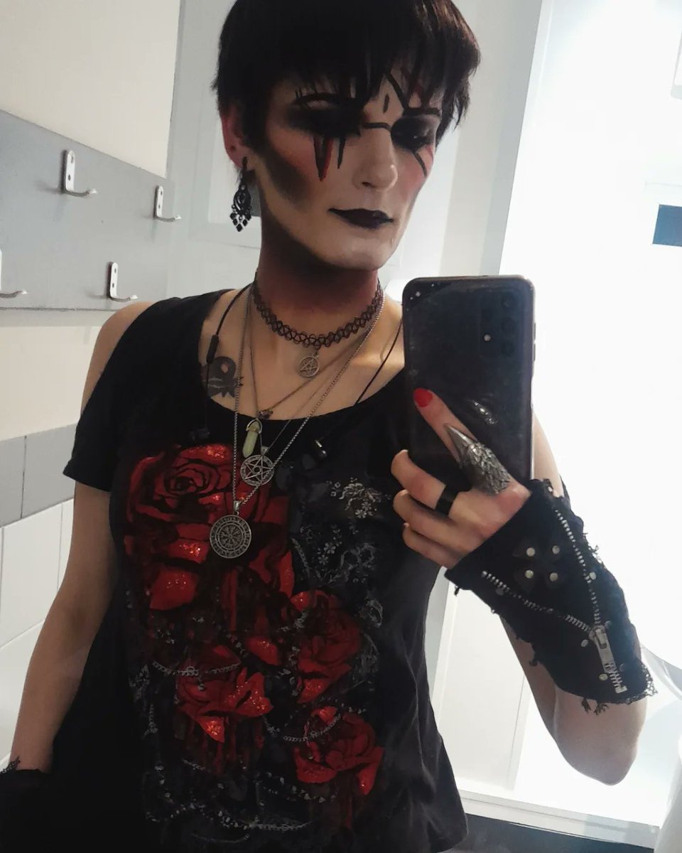Black and red make me feel invincible 💪 🖤❤️🖤❤️
#GothicFashion #blackandredmakeup #gothmakeup