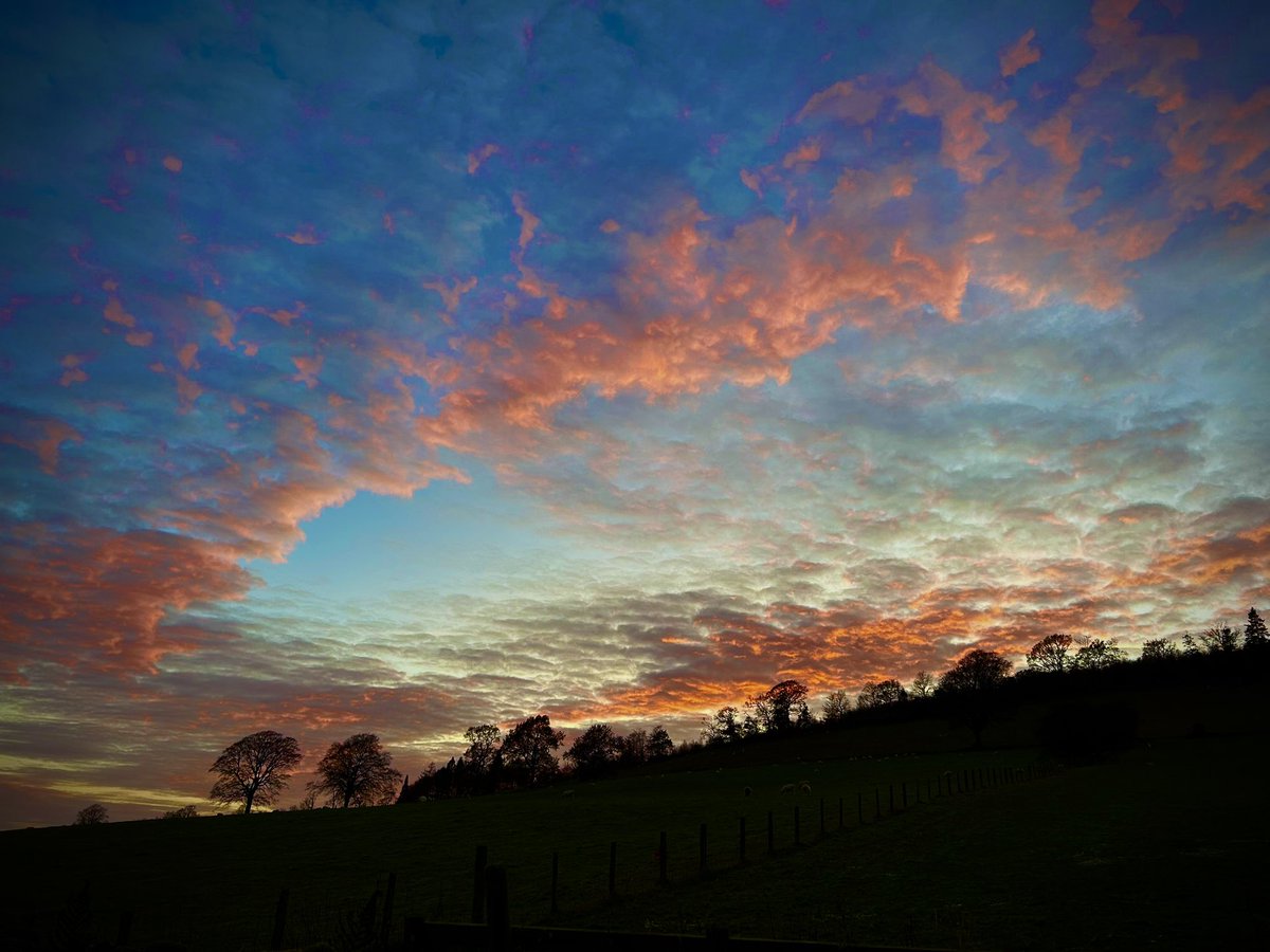SazMills's tweet photo. Amazing early evening sky. Red sky at night, shepherds delight. 
#Scotland #Sunset #Clouds #TheStormHour https://t.co/IU2JIcnt0m