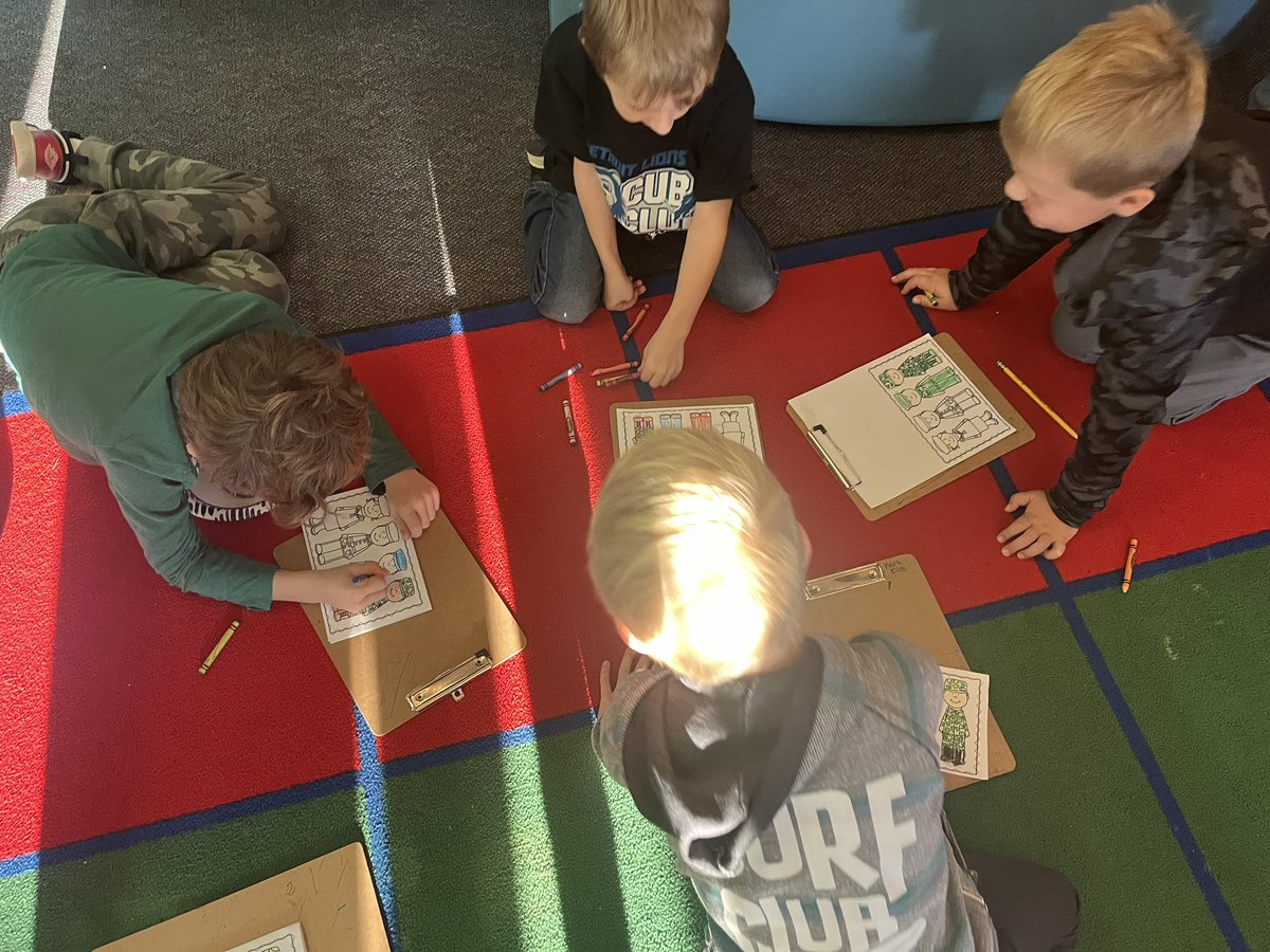 PC_ElSchool's tweet photo. Our P2 Student Group met on Friday morning and made cards for American Legion Post #377. Thankful for our Veterans, today and everyday. #AlwaysLakeOrion https://t.co/d5vji4bA2C