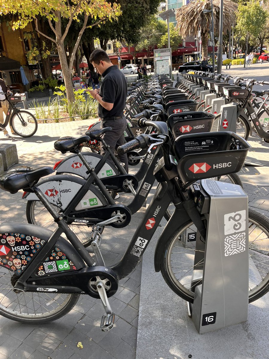 Marcoflamenko's tweet photo. @ecobici hola la estación fuente de cibeles no está registrando el anclaje somos varios usuarios aqui con el mismo problema, mi tiempo sigue corriendo, no voy a pagar ese tiempo extra. https://t.co/p2Xeduj7oe