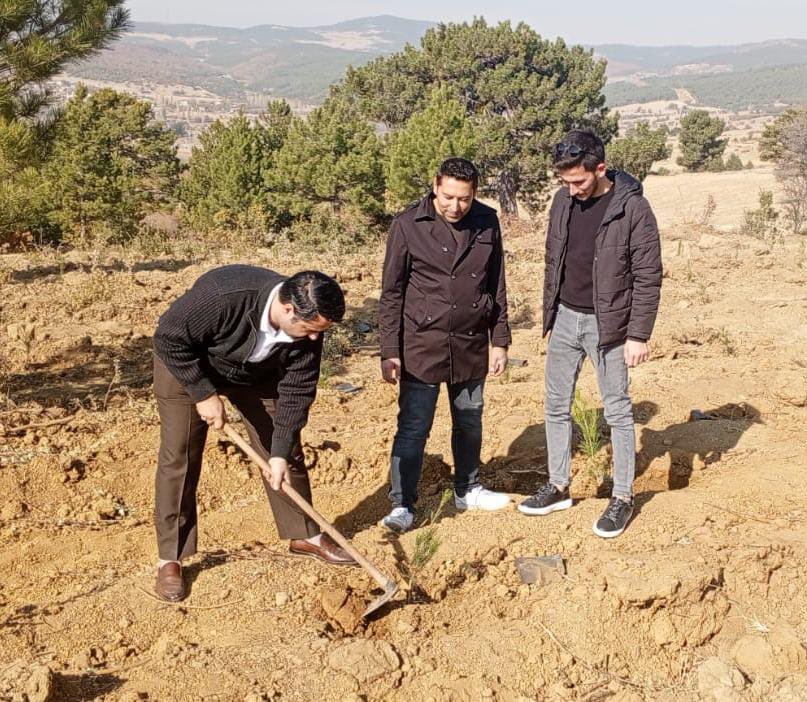usakulkuocaklar's tweet photo. Ülkü Ocakları Uşak İl Başkanımız Gürkan UĞRASIZ ve yönetimi
“Biz Kardesiz Ağaçlandırma Projesi” kapsamında,
Uşak Valiliğimiz uhdesinde Orman Müdürlüğümüz tarafından koordine edilen ağaç dikme etkinliğine katılım sağlayarak ağaç dikimi yaptılar. https://t.co/FgLKXUZSHK