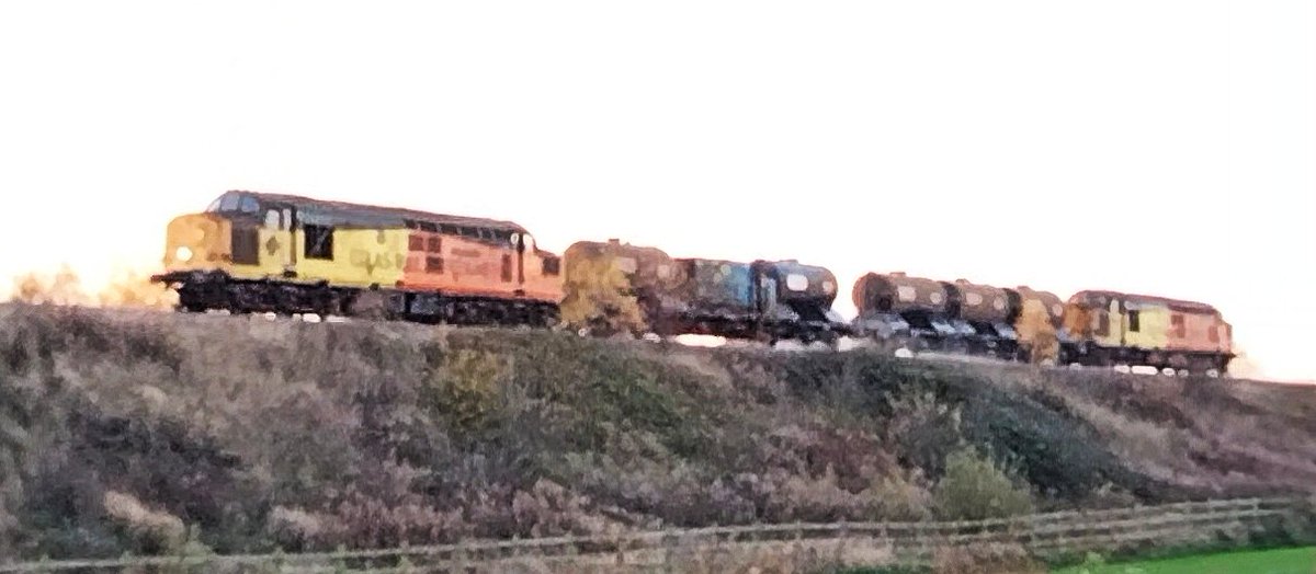 Harrod15S's tweet image. Colas tractors 37116 &amp;amp; 37254 on RHTT climbing the incline and crossing the bridge crossing the ecml at Haywood / Joan cross this afternoon
#class37 #trains #RHTT #Colas #Haywood @TheGrowlerGroup