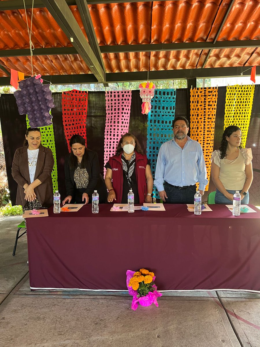 SREBVB08's tweet photo. #SREBVB. Asistimos a la Ceremonia de Honores a la Bandera en el J.N. "Sylvia Campomanes", #ZonaJ106, ubicada en Cerro Gordo, Valle de Bravo, México. Sigamos fortaleciendo los valores cívicos y el amor a nuestros símbolos patrios. 🇲🇽 🏫
@arturougaldea_ 
@SEB_Edomex
@SeducEdoMex https://t.co/uJn3Sg50gI