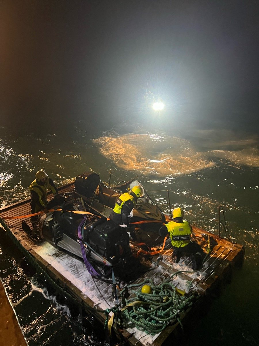 Kystvakten er en viktig bidragsyter til <a href="/Meteorologene/">Meteorologene</a>. Her losses 2 snøscootere i utfordrende værforhold slik at personellet på Bjørnøya meteorologiske stasjon kan gi oss viktige værprognoser og værmeldinger for fartøy i Barentshavet.
