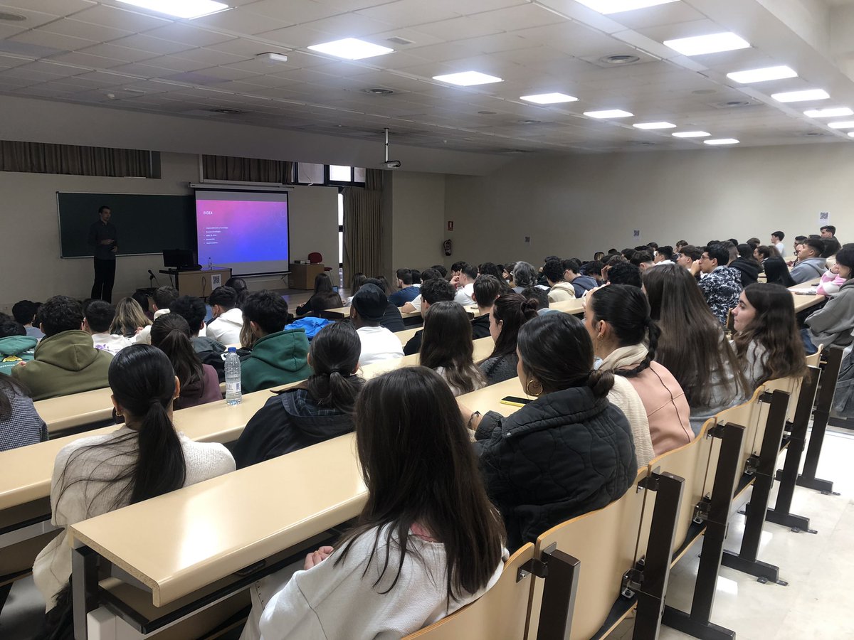 EconomiaUsal's tweet photo. 👍🏻🙌🏻Lo de nuestros #viernes #molones de #IXCiclo de @EconomiaUsal son de otro 🌍. Ver y sentir como los #estudiantes de #1ADE le daban las #gracias a #EnriqueCalvo y no le dejaban salir del aula hoy en día no es lo normal…
#BuenaConfe 🔝
#BuenosEstudiantes😜
#BuenosProfes😊 https://t.co/zHXB9AnjRS
