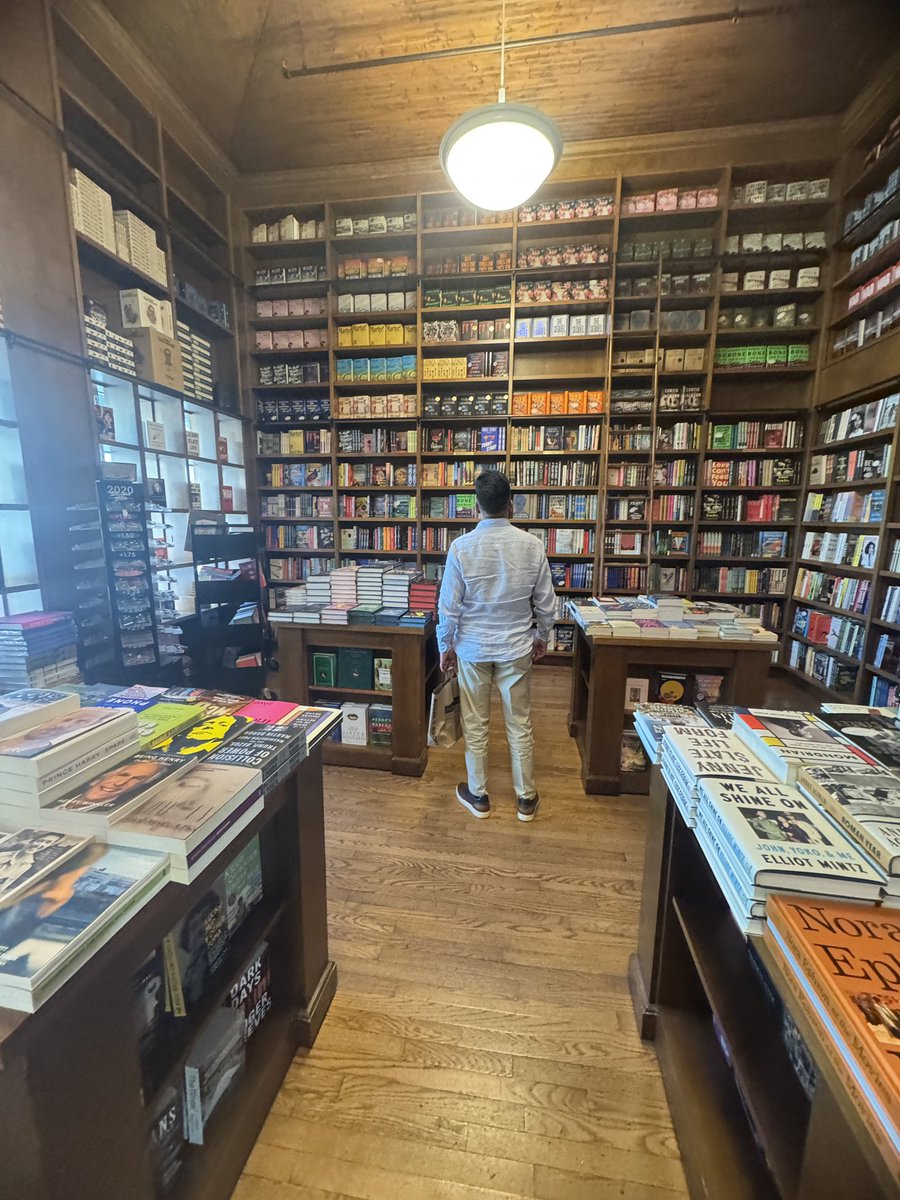 campos2075's tweet photo. #diadelaslibrerias 
@BooksandBooks https://t.co/IidXzgOfuA