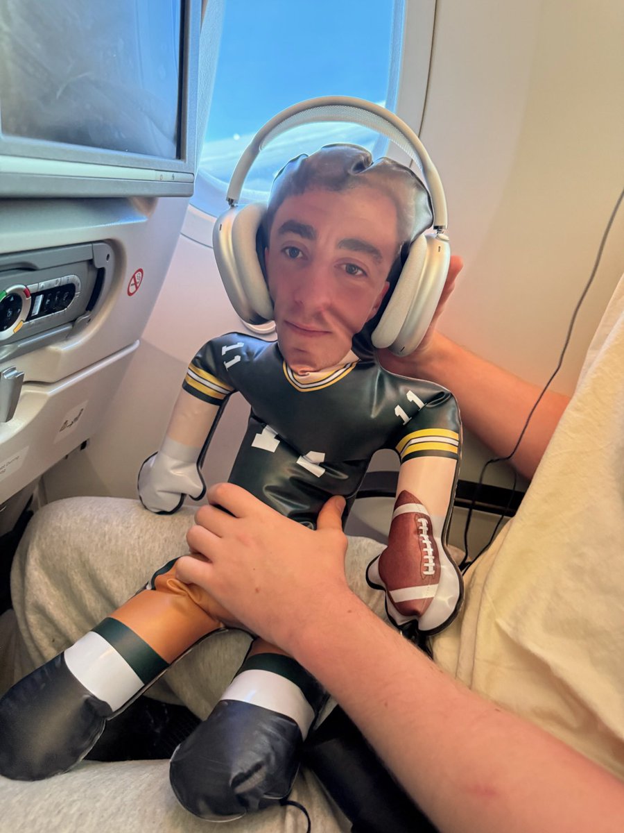 chippy_hd's tweet photo. @willjones1509 @taylorswift13 @tkelce make his dream come true for his little boy Tom https://t.co/KhBGpml3Fv