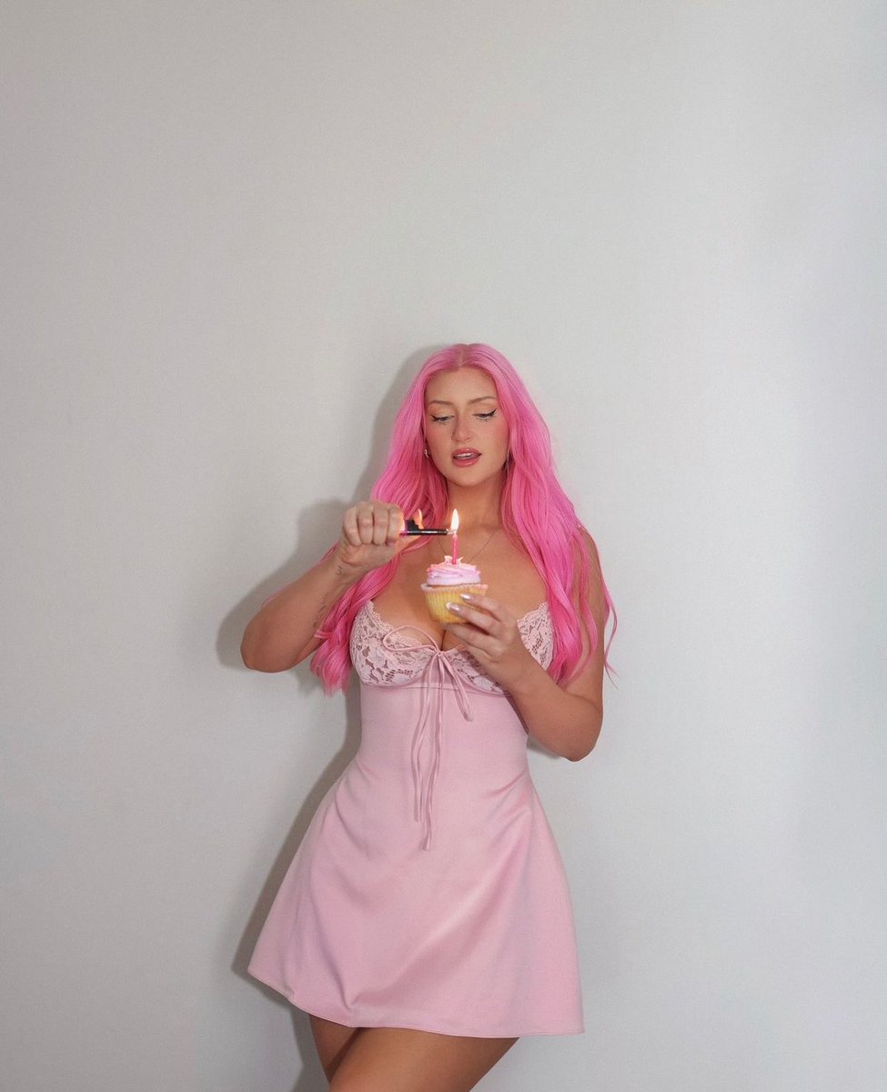 arrayofpink's tweet image. Birthday girl.