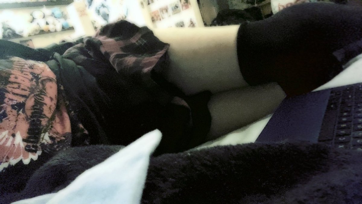 #nsfwtwt #gothgirl #femdom #thickthighs #somnophilia #somno 
_________________________

Just got home from a long day at college… it’d be a shame if someone woke me up from my nap by pulling up my short little skirt…