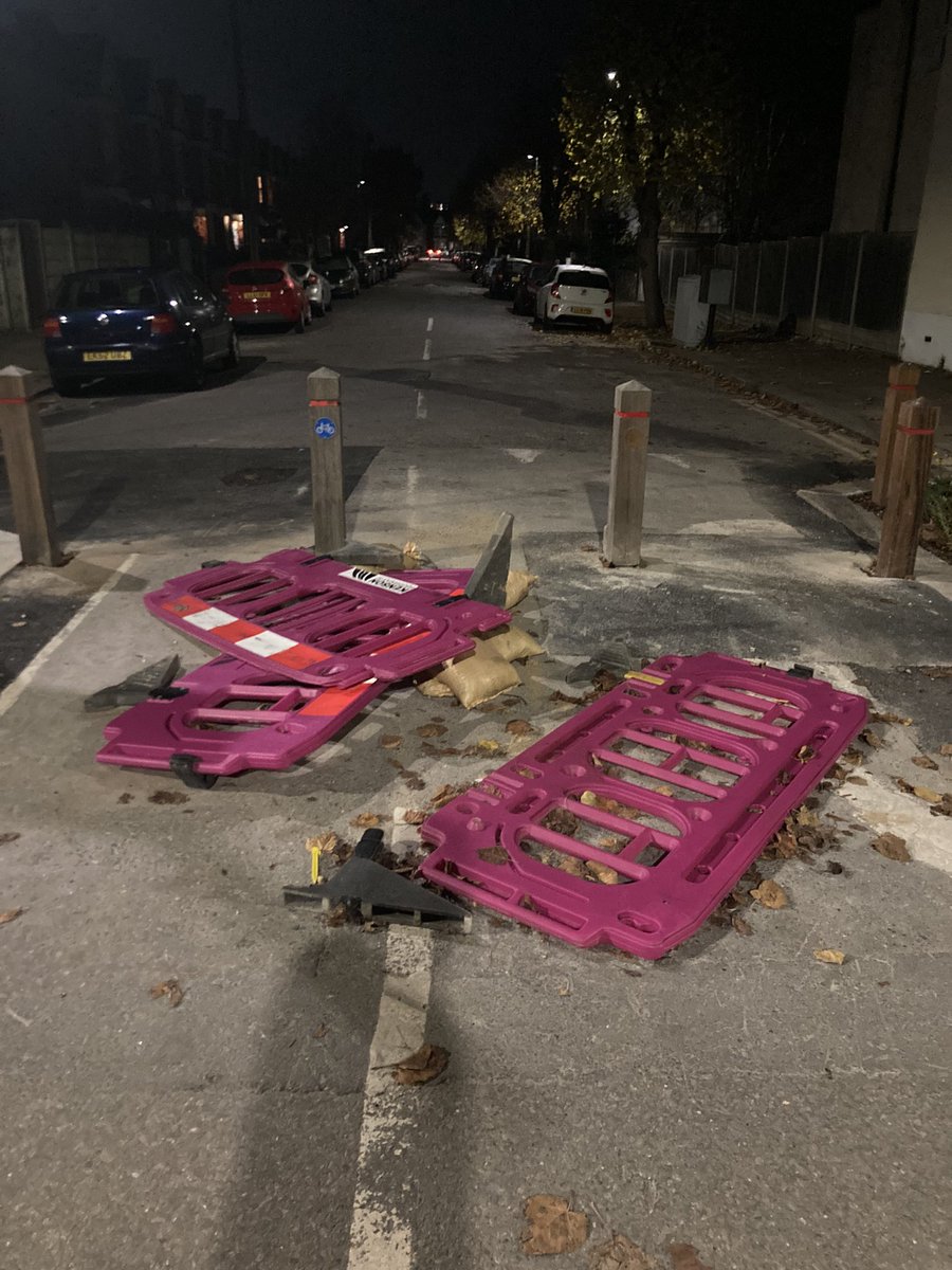 steveed19872575's tweet photo. @EnfieldCouncil @JourneysPlaces please can you get this plastic rubbish removed from the end of York Road, N11 https://t.co/LDUx6jh7WK