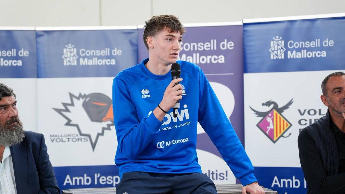 BahiaSanAgustin's tweet photo. 𝐉𝐔𝐆𝐀𝐌 𝐀𝐌𝐁 𝐋’𝐄𝐋𝐈𝐓| 
El nostre capità @alexhuguet_12 , juntament amb els directius Jordi Mulet y Juan Planiol han participat en la presentació oficial del programa.Agraïts, una vegada més al @ConselldeMca per comptar amb el nostre club un any mes

#EsportsNet #SomEquip https://t.co/cz3HzVscgb