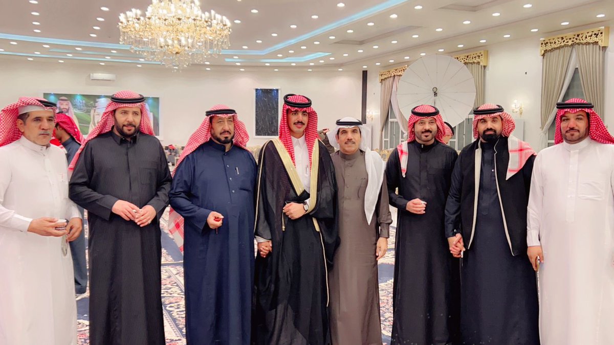 Lafi_Almzwedi's tweet photo. “زفاف سيف بن غازي: ليلة فخر وكرم"

في ليلة من أجمل ليالي العمر، اجتمع الأحبة والأهل للاحتفال بزواج الشاب سيف بن غازي دلي المزودي من كريمة خلف هزاع بشير الهلوع، في حفل مهيب جمع بين الأصالة والكرم وعكس أبهى صور الترابط والمحبة. لقد كانت ليلة استثنائية بكل معانيها، تميزت بحسن التنظيم وكرم الضيافة الذي يعكس روح العطاء وحفاوة الاستقبال التي لطالما عرف بها أبو سيف، غازي دلي المزودي وعائلته الكريمة.

منذ اللحظة الأولى، شعر كل من حضر وكأنه بين أهله، بفضل ما أبدع فيه أبو سيف وأفراد عائلته من حسن الضيافة وحرارة الترحيب، حيث غمروا ضيوفهم بكرم لا حدود له وحفاوة لا تُنسى. الأجواء كانت مفعمة بالألفة، وتألقت قاعة الاحتفال بديكورات راقية أضفت عليها طابع الفخامة، لتعكس رقي العائلة وذوقها الرفيع في أدق التفاصيل.

ولا يسعنا إلا أن نعبر عن فخرنا واعتزازنا بما شهدناه من تنظيم رائع وترتيب مميز، في حفل حمل في طياته رسالة تقدير وحب لكل من حضر. تجسدت في هذه الليلة أسمى معاني الوفاء والترابط العائلي، ليبقى صداها محفوراً في ذاكرة الجميع.

ألف مبروك للعروسين، ونسأل الله أن يجمع بينهما في خير، وأن يرزقهما حياة مفعمة بالسعادة والتوفيق، وأن يديم على عائلتي آل المزودي وآل الهلوع الأفراح والمسرات.

#زفاف_سيف_بن_غازي
#آل_المزودي
#آل_الهلوع
#ليلة_البهاء